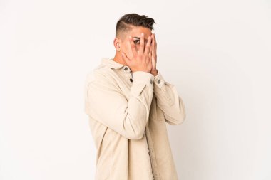 Genç, beyaz, yakışıklı bir adam yalnız. Korkmuş ve gergin parmaklarıyla göz kırp..