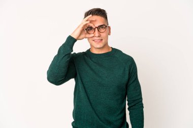 Genç, beyaz, yakışıklı bir adam. Heyecanlı. Gözünü dört aç..