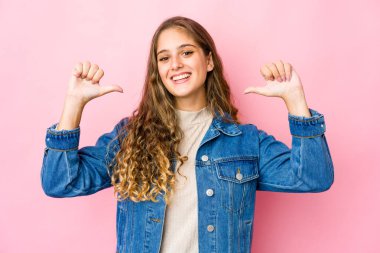 Genç beyaz kadın gururlu ve kendinden emin hissediyor, örnek olarak..