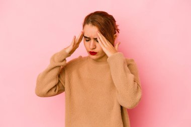 Genç Arap melez kadın tapınaklara dokunuyor ve başı ağrıyor..