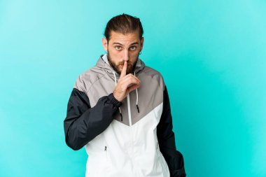 Uzun saçlı genç adam bir sır saklıyor ya da sessizlik istiyor..