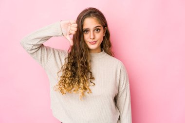 Kafkasyalı genç bir kadın hoşlanmadığı bir hareket sergiliyor, reddediyor. Anlaşmazlık konsepti.