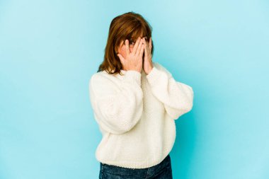 Beyaz kadın parmaklarıyla gözünü kırp korkmuş ve gergin..