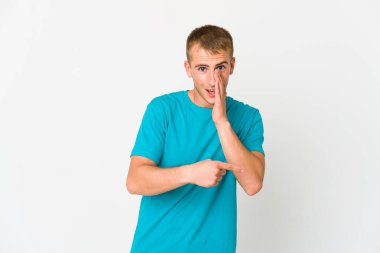 Genç, beyaz, yakışıklı bir adam dedikodu yapıyor, bir şeyleri bildiriyor..