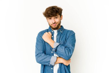 Beyaz arka plandaki genç Arap adam şaşkın, şüpheli ve güvensiz hissediyor..