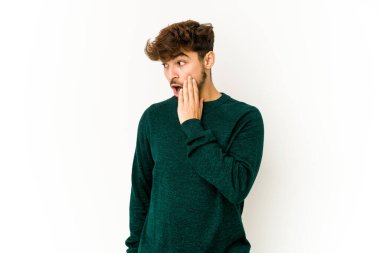 Beyaz arka plandaki genç Arap adam gördüğü bir şey yüzünden şoka uğruyor..