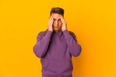 Beyaz tenli yakışıklı bir adam ağlayarak kendini soyutladı. Acı ve kafa karışıklığı gibi bir şeyden mutsuzdu..