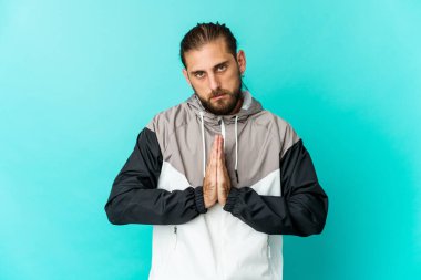 Uzun saçlı genç adam dua ediyor, bağlılık gösteriyor, dindar biri ilahi ilhamı arıyor..