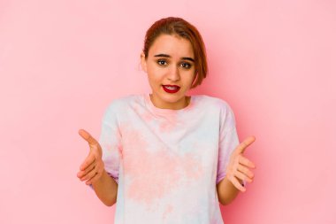 Genç Arap melez kadın iki eliyle bir şey tutuyor, ürün sunumu..