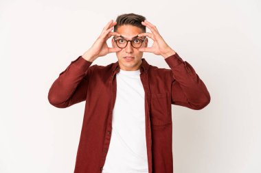 Genç, beyaz, yakışıklı, izole bir adam. Gözünü dört açıp, bir fırsat kolluyor..