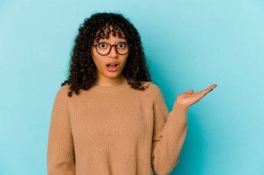 Genç Afrikalı Afro-Amerikan kadın Palm 'da fotokopi alanı tutmaktan etkilendi..