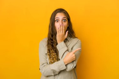 Yan tarafı gösteren beyaz bir kadın.