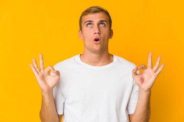 Kafkasyalı yakışıklı genç adam sıkı çalışma gününden sonra rahatlıyor, o yoga yapıyor..