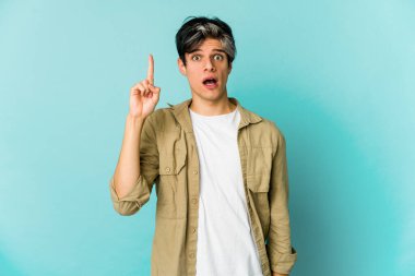 Genç, sıska, esmer, esmer bir adam.