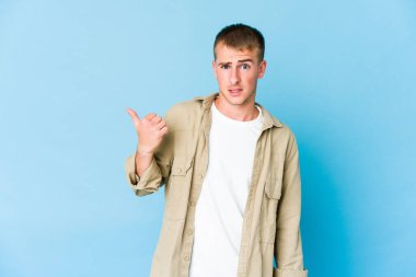 Beyaz tenli yakışıklı bir adam işaret parmağıyla fotokopi çekerken şok oldu..