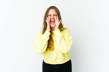 Genç beyaz kadın heyecanla bağırıyor..