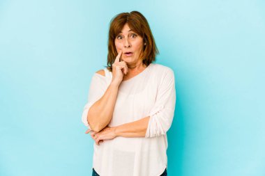 Kafkasyalı kıdemli kadın, yaratıcılık kavramı ve harika bir fikre sahip..