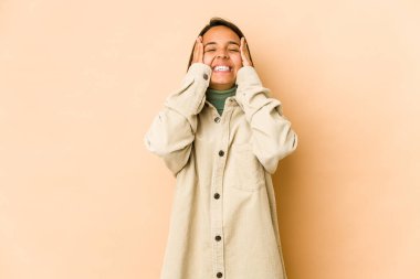 Genç İspanyol kadın yalnız kahkahalarla gülüyor ve ellerini başının üstünde tutuyor. Mutluluk kavramı.