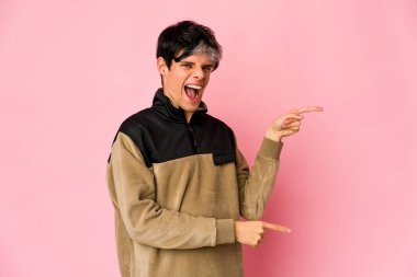 Genç, sıska, ispanyol adam işaret parmağıyla fotokopi alanını işaret ederek heyecan ve arzusunu ifade ediyor..