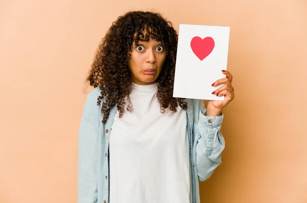 Jeune Afro Américaine Africaine Tenant Une Carte Saint Valentin Haussant — Photo