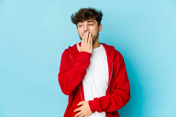 Joven Árabe Sobre Fondo Azul Bostezando Mostrando Gesto Cansado Cubriendo —  Fotos de Stock