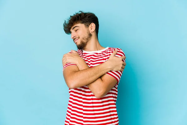 Hombre Árabe Joven Los Abrazos Fondo Azul Sonriente Despreocupado Feliz — Foto de Stock