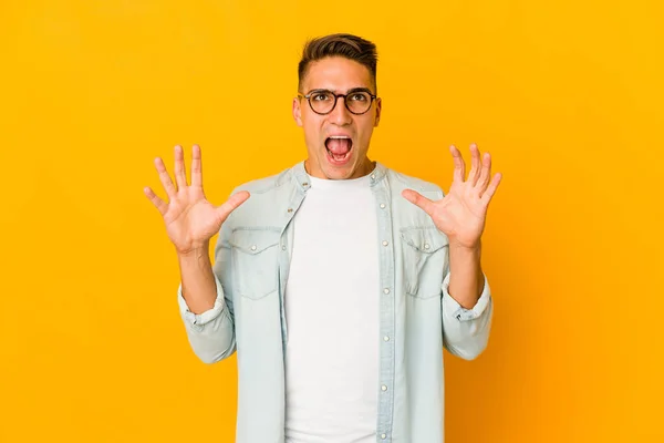 Joven Guapo Caucásico Hombre Aislado Gritando Cielo Mirando Hacia Arriba —  Fotos de Stock