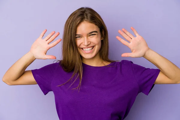 Mladý Vyhublý Kavkazský Dívka Teenager Fialové Pozadí Ukazující Číslo Deset — Stock fotografie