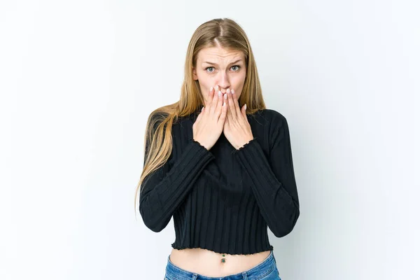 Beyaz Arka Planda Izole Edilmiş Genç Sarışın Kadın Elleriyle Ağzını — Stok fotoğraf