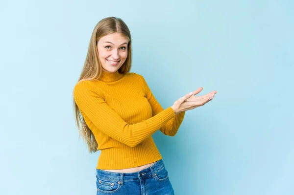 Junge Blonde Frau Isoliert Auf Blauem Hintergrund Mit Einem Kopierraum — Stockfoto