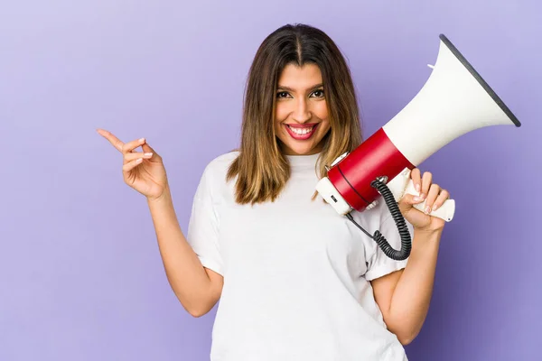 Jovem Indiana Segurando Megafone Isolado Sorrindo Apontando Para Lado Mostrando — Fotografia de Stock