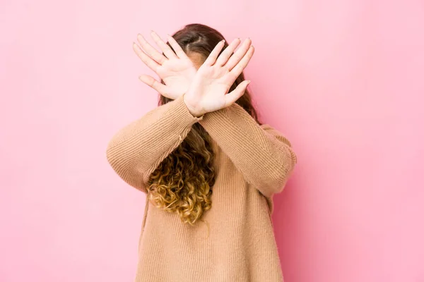 Joven Mujer Caucásica Manteniendo Dos Brazos Cruzados Concepto Negación — Foto de Stock