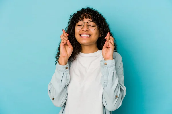 Jong Afrikaans Amerikaans Afro Vrouw Geïsoleerd Kruising Vingers Voor Het — Stockfoto