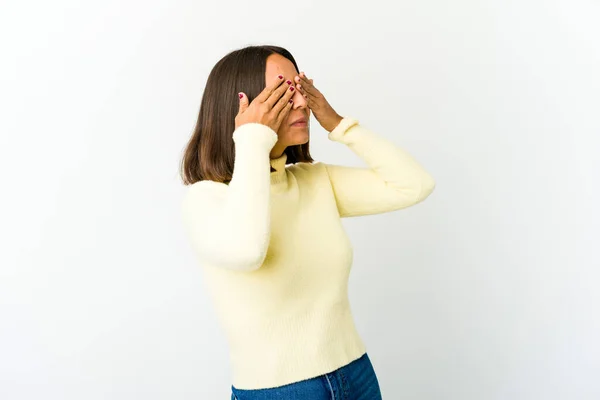 Jeune Femme Métissée Peur Couvrant Les Yeux Avec Les Mains — Photo