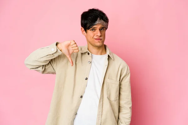 Joven Flaco Hispano Mostrando Pulgar Hacia Abajo Concepto Decepción —  Fotos de Stock