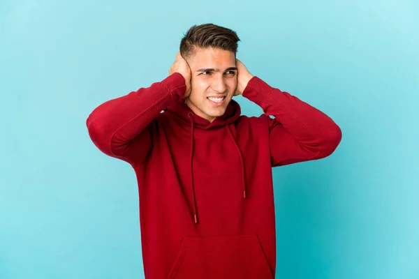 Ung Kaukasisk Stilig Man Isolerad Täcker Öronen Med Händerna Försöker — Stockfoto