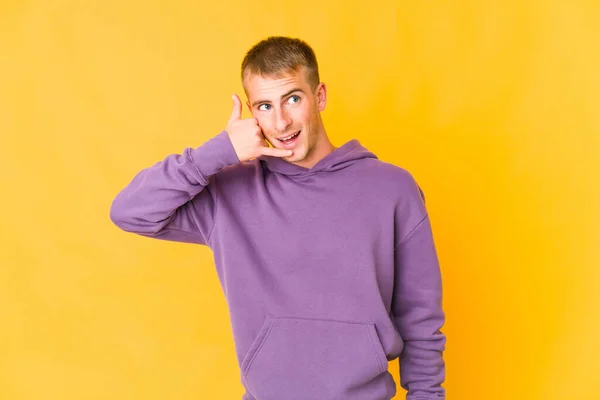 Joven Caucásico Guapo Hombre Mostrando Gesto Llamada Telefónica Móvil Con — Foto de Stock