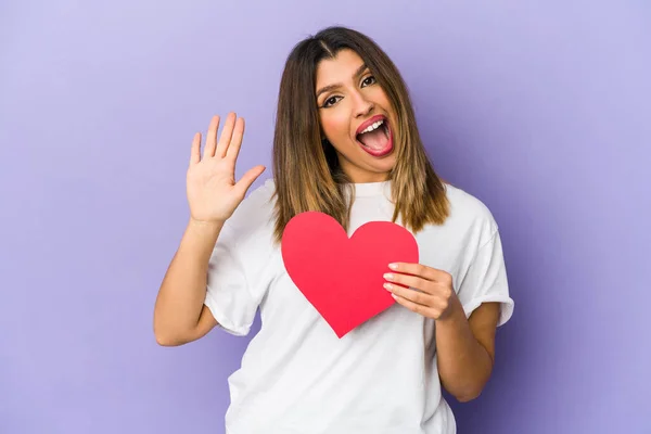 Jovem Indiana Segurando Dia Dos Namorados Coração Isolado Sorrindo Alegre — Fotografia de Stock