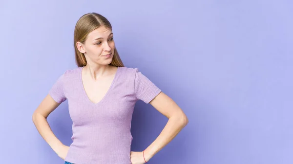 Ung Blond Kvinna Isolerad Lila Bakgrund Drömmer Att Uppnå Mål — Stockfoto