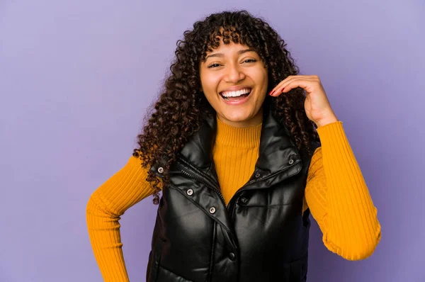 Jong Afrikaans Amerikaans Afro Vrouw Geïsoleerd Lachen Iets Bedekken Mond — Stockfoto