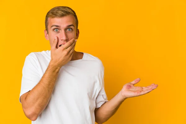 Homem Bonito Caucasiano Jovem Mantém Espaço Cópia Uma Palma Mantenha — Fotografia de Stock