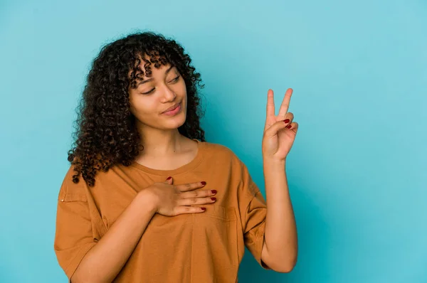 Jong Afrikaans Amerikaans Afro Vrouw Geïsoleerd Het Afleggen Van Een — Stockfoto