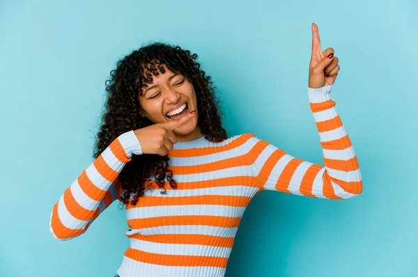 Joven Afroamericana Afro Mujer Aislada Bailando Divirtiéndose —  Fotos de Stock