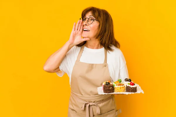 Meia Idade Caucasiano Cozinheiro Mulher Gritando Segurando Palma Perto Boca — Fotografia de Stock