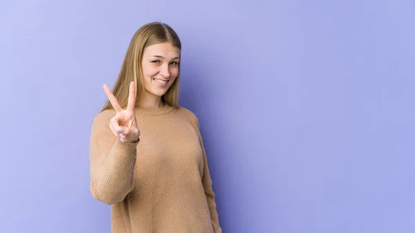 Mladá Blondýna Žena Izolované Fialovém Pozadí Ukazující Číslo Dvě Prsty — Stock fotografie