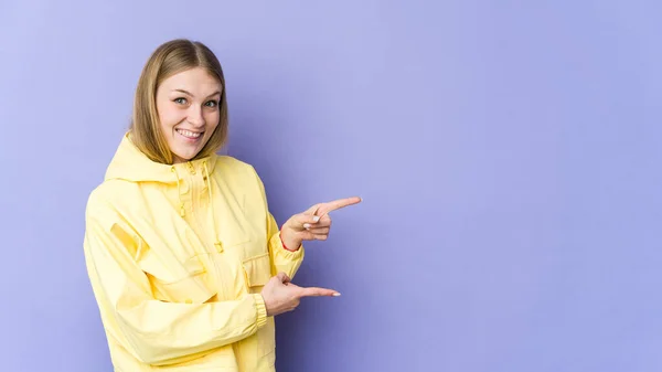 Ung Blond Kvinna Isolerad Lila Bakgrund Upphetsad Pekar Med Pekfingrar — Stockfoto