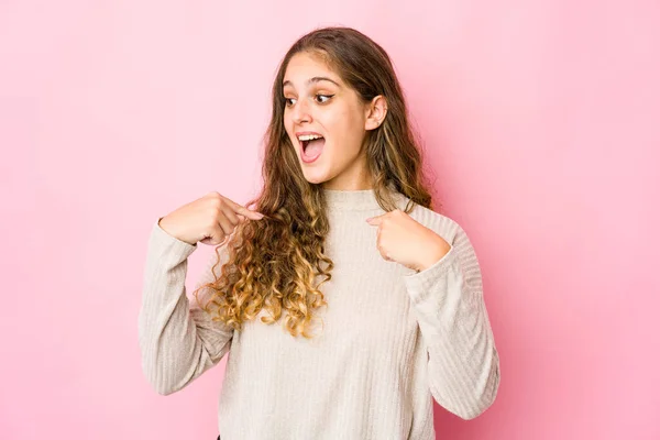 Joven Mujer Caucásica Sorprendida Señalando Con Dedo Sonriendo Ampliamente —  Fotos de Stock