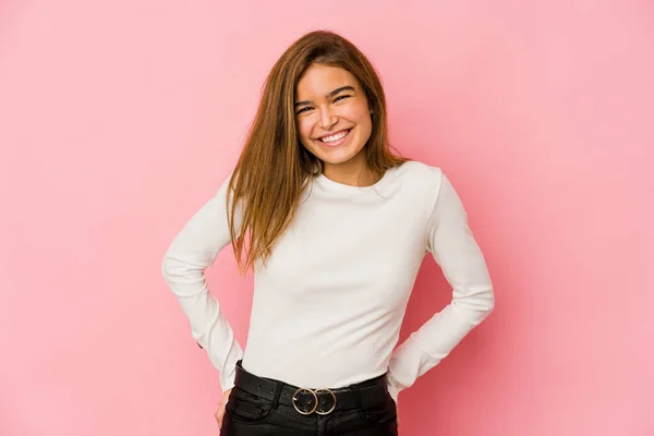 Genç Sıska Beyaz Mutlu Gülümseyen Neşeli Bir Genç Kız — Stok fotoğraf