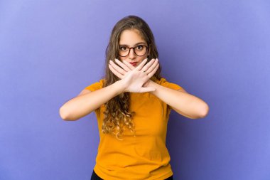 Beyaz tenli hoş bir kadın inkar jesti yapıyor.