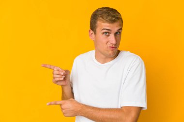 Beyaz tenli yakışıklı bir adam işaret parmağıyla fotokopi çekerken şok oldu..